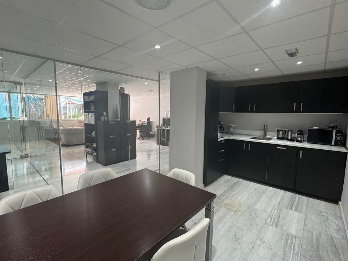 Oficina en Marbella en venta con piscina - 380.000 € (Ref: 9474518)