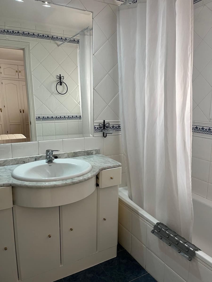 Piso de 2 habitaciones en Estepona en venta - 312.000 € (Ref: 9479274)