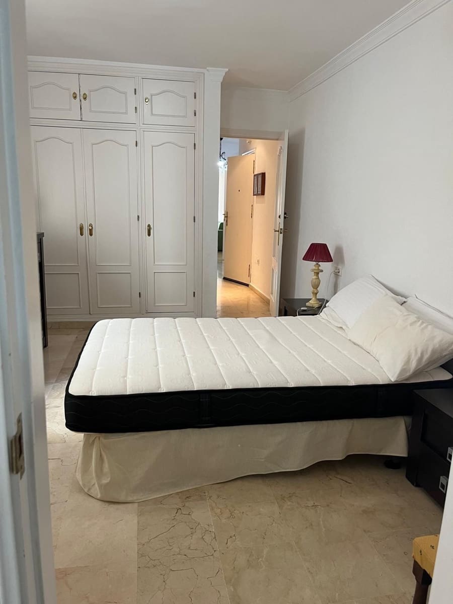 Piso de 2 habitaciones en Estepona en venta - 312.000 € (Ref: 9479274)