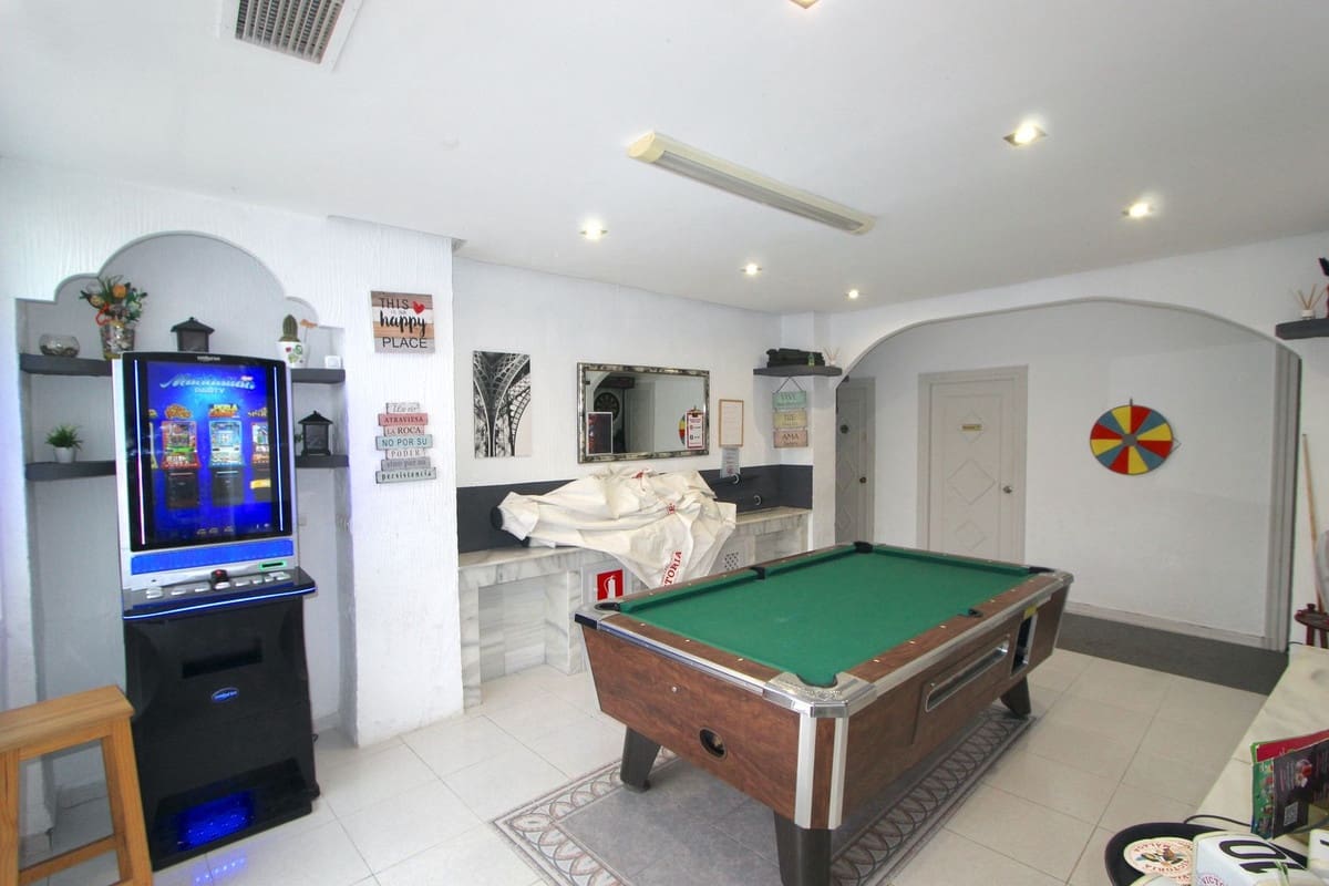 Commercial for sale in Marbella with pool - € 231,550 (Ref: 9481372)