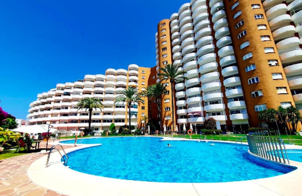 Commercial for sale in Marbella with pool - € 231,550 (Ref: 9481372)