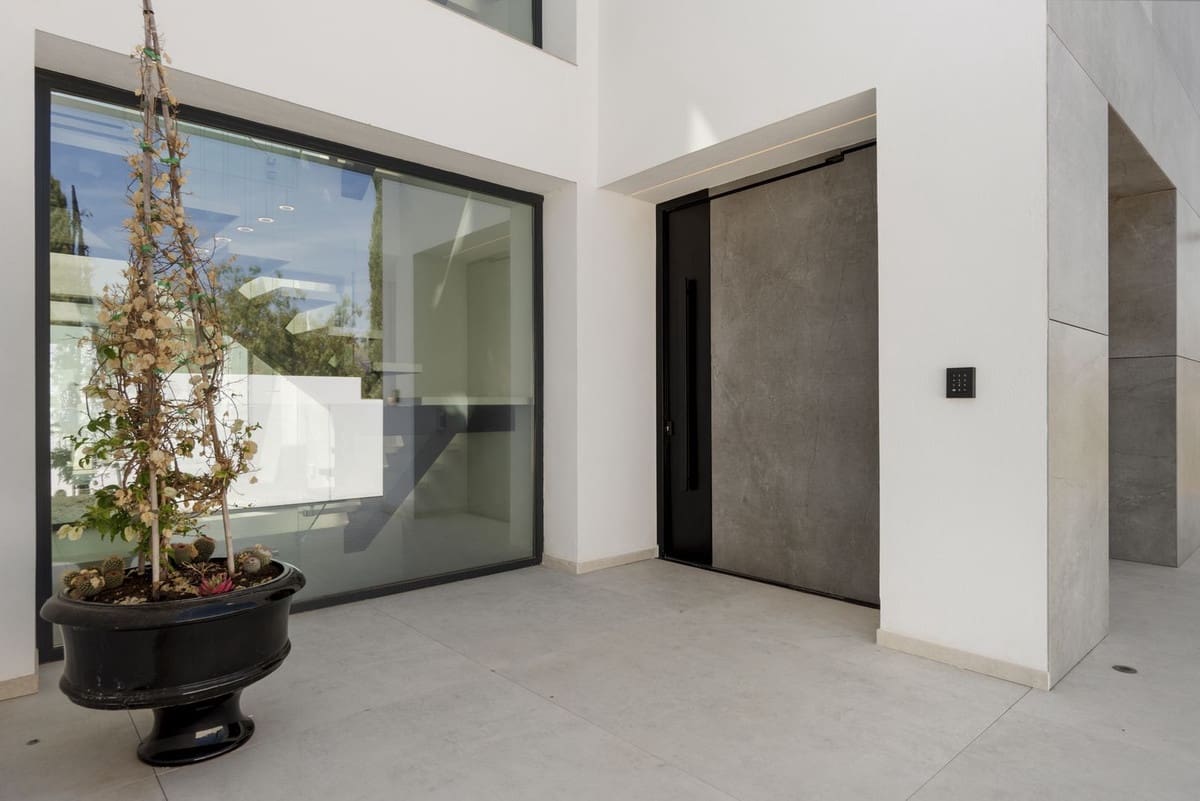 6 bedroom Villa for sale in El Paraiso with pool garage - € 6,500,000 (Ref: 9481475)