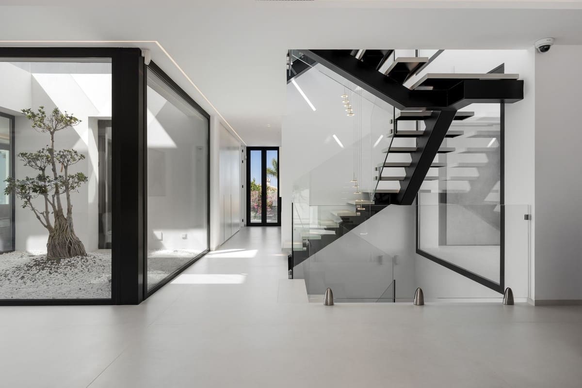 6 bedroom Villa for sale in El Paraiso with pool garage - € 6,500,000 (Ref: 9481475)