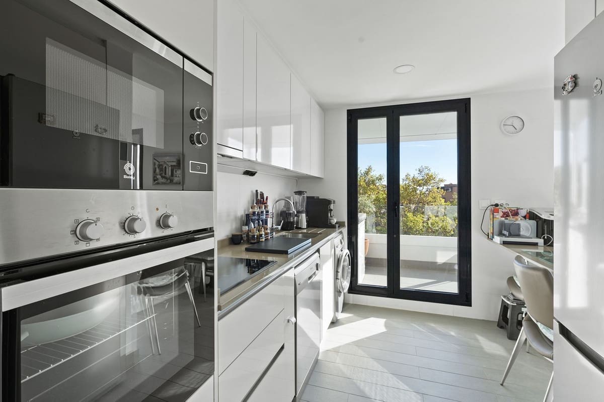 4 bedroom Flat for sale in Marbella with pool - € 1,095,000 (Ref: 9481477)