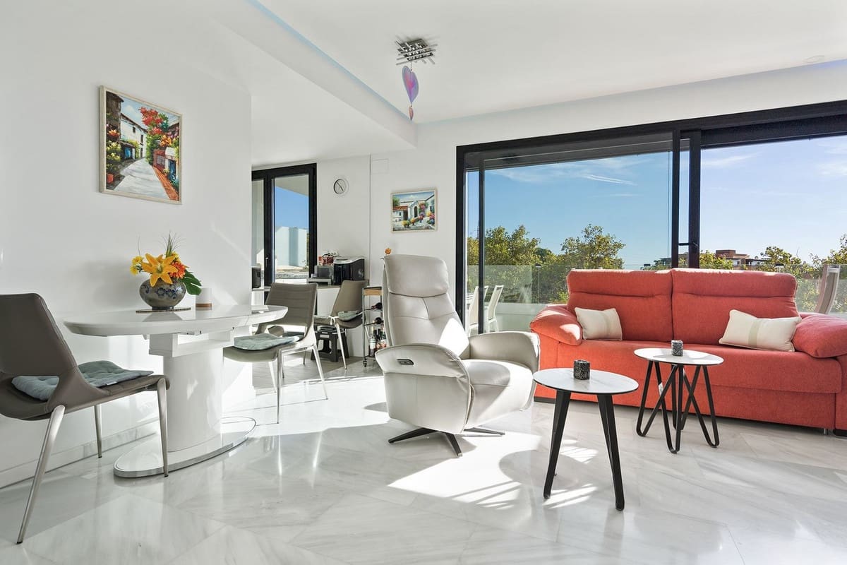 4 bedroom Flat for sale in Marbella with pool - € 1,095,000 (Ref: 9481477)