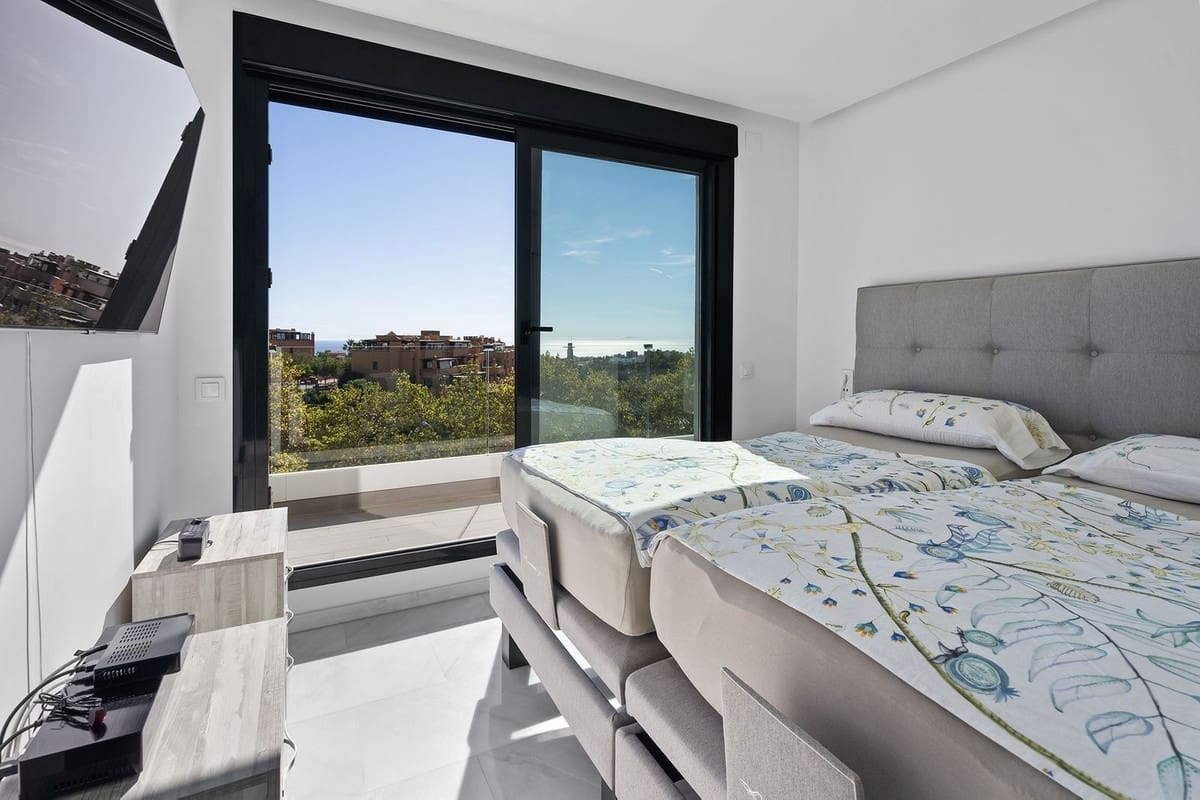 4 bedroom Flat for sale in Marbella with pool - € 1,095,000 (Ref: 9481477)