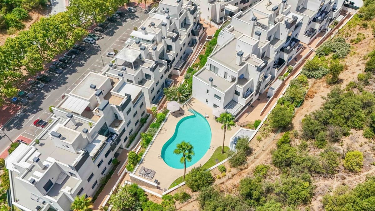 4 bedroom Flat for sale in Marbella with pool - € 1,095,000 (Ref: 9481477)