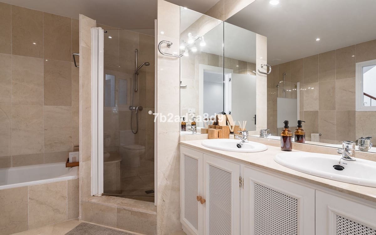 4 chambre Villa/Maison à vendre à Benahavis avec garage - 875 000 € (Ref: 9481478)