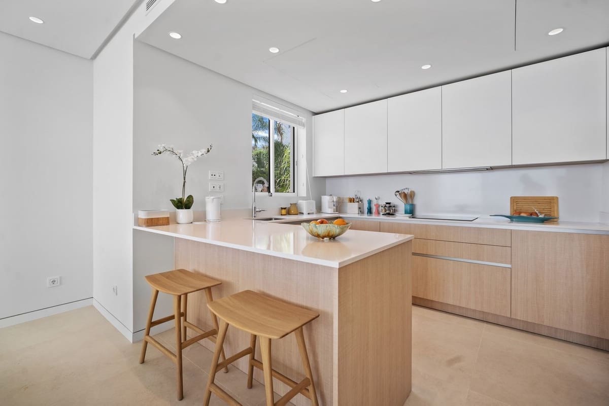 3 bedroom Flat for sale in Marbella with pool garage - € 1,100,000 (Ref: 9481481)