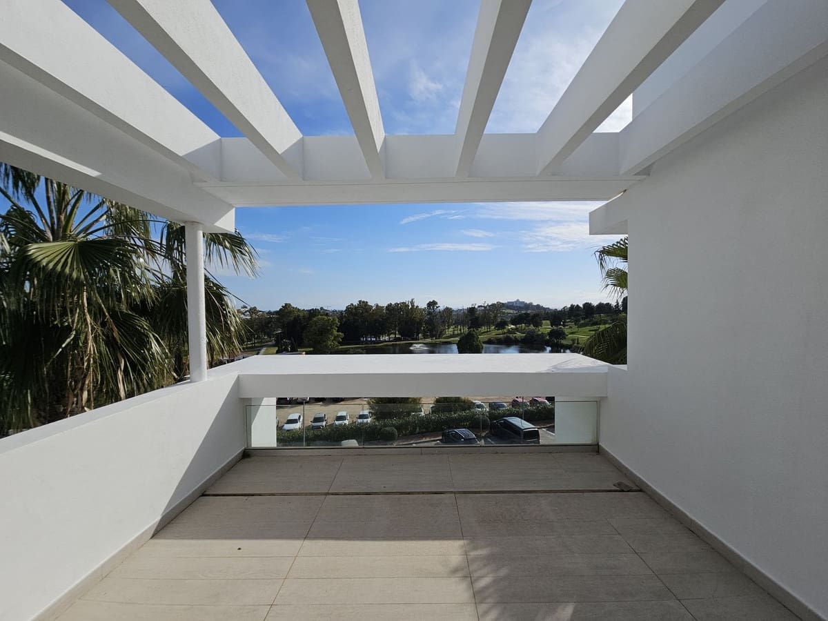 2 slaapkamer Flat te koop in Estepona met zwembad garage - € 799.000 (Ref: 9481482)
