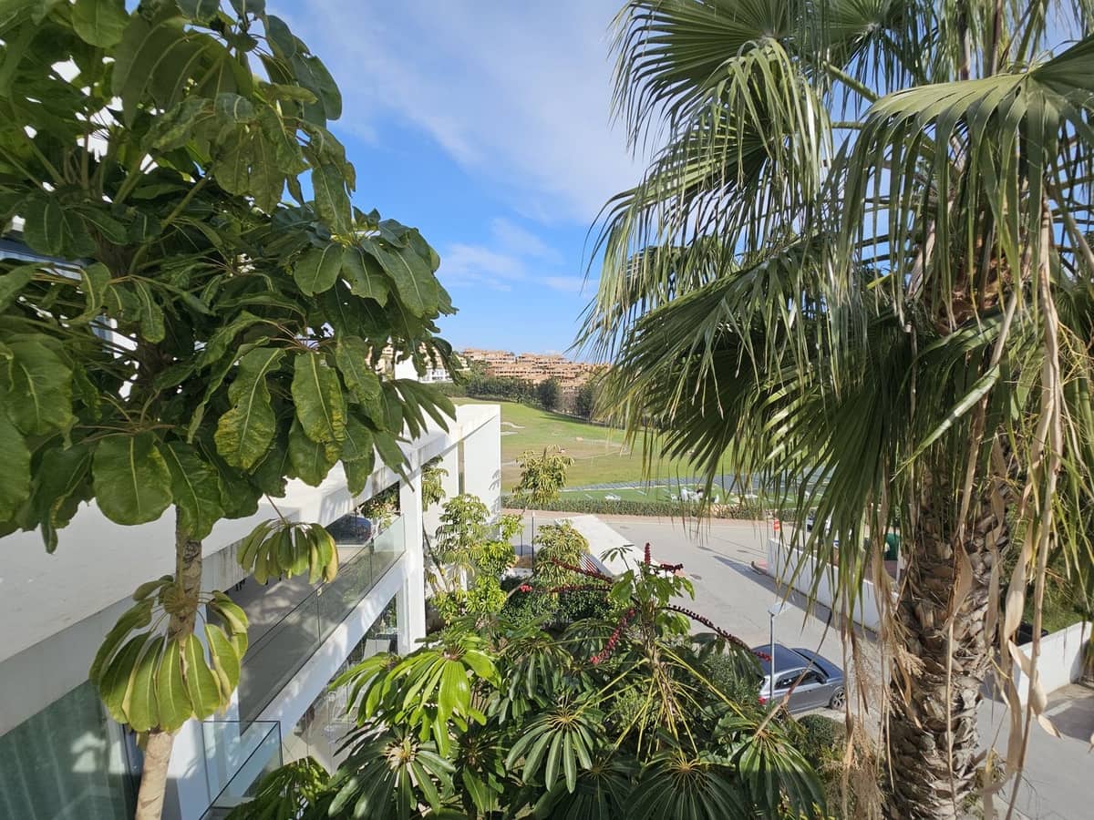 2 slaapkamer Flat te koop in Estepona met zwembad garage - € 799.000 (Ref: 9481482)