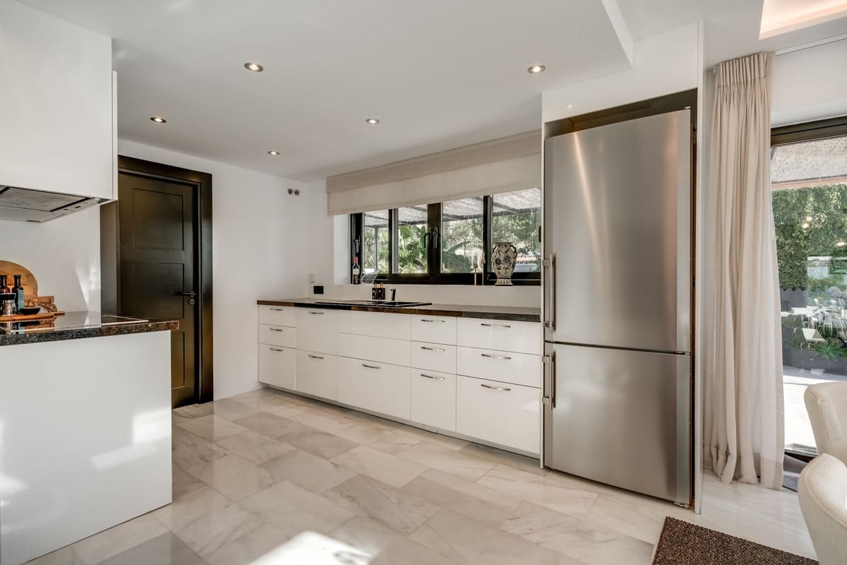 5 bedroom Villa for sale in Marbella with pool garage - € 1,894,000 (Ref: 9481587)