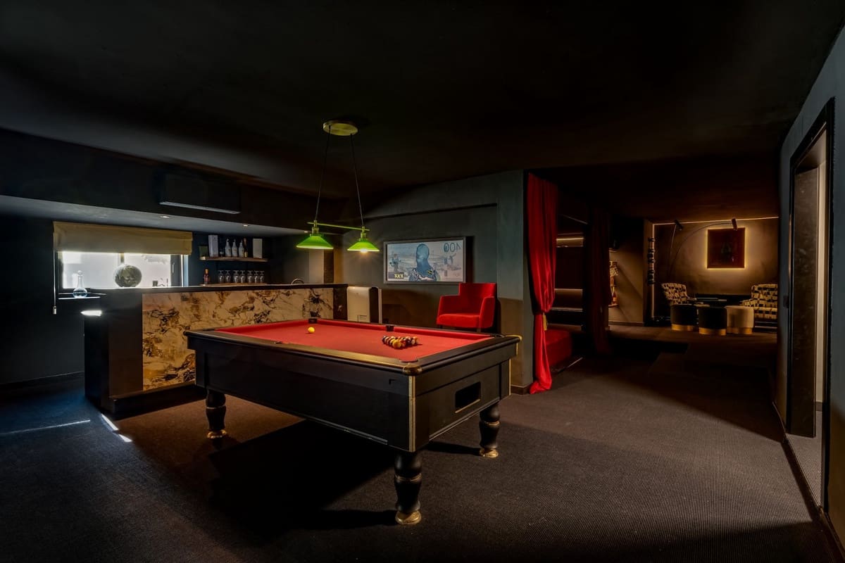 5 bedroom Villa for sale in Marbella with pool garage - € 1,894,000 (Ref: 9481587)