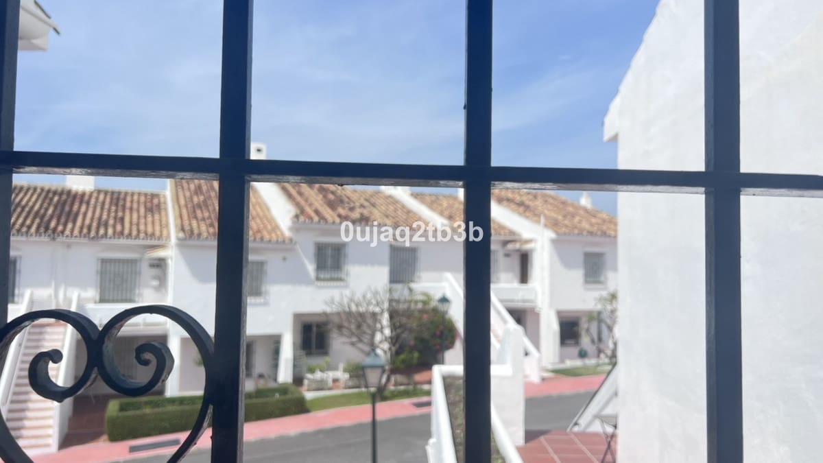 4 bedroom Flat for sale in Marbella with pool - € 1,500,000 (Ref: 9482236)