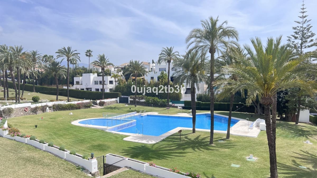 4 bedroom Flat for sale in Marbella with pool - € 1,500,000 (Ref: 9482236)