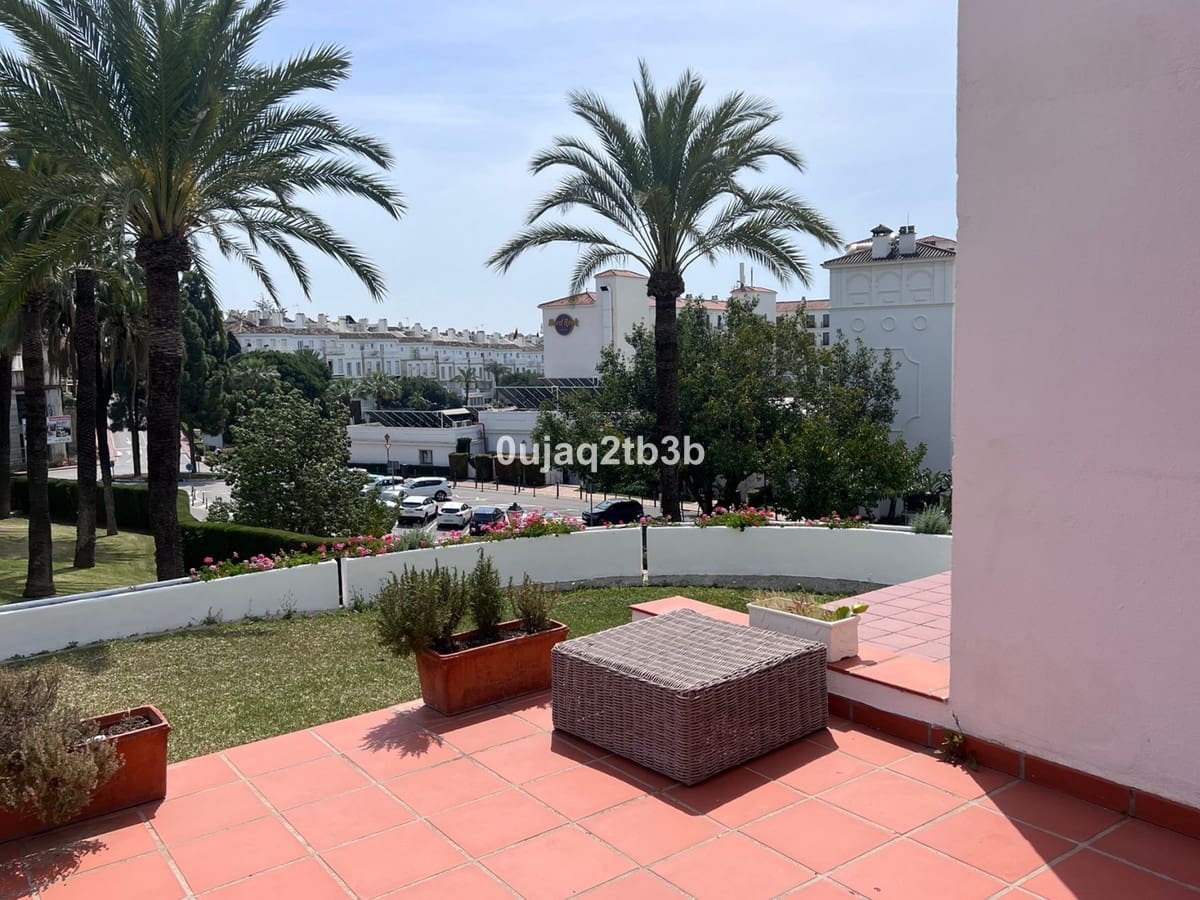 4 bedroom Flat for sale in Marbella with pool - € 1,500,000 (Ref: 9482236)