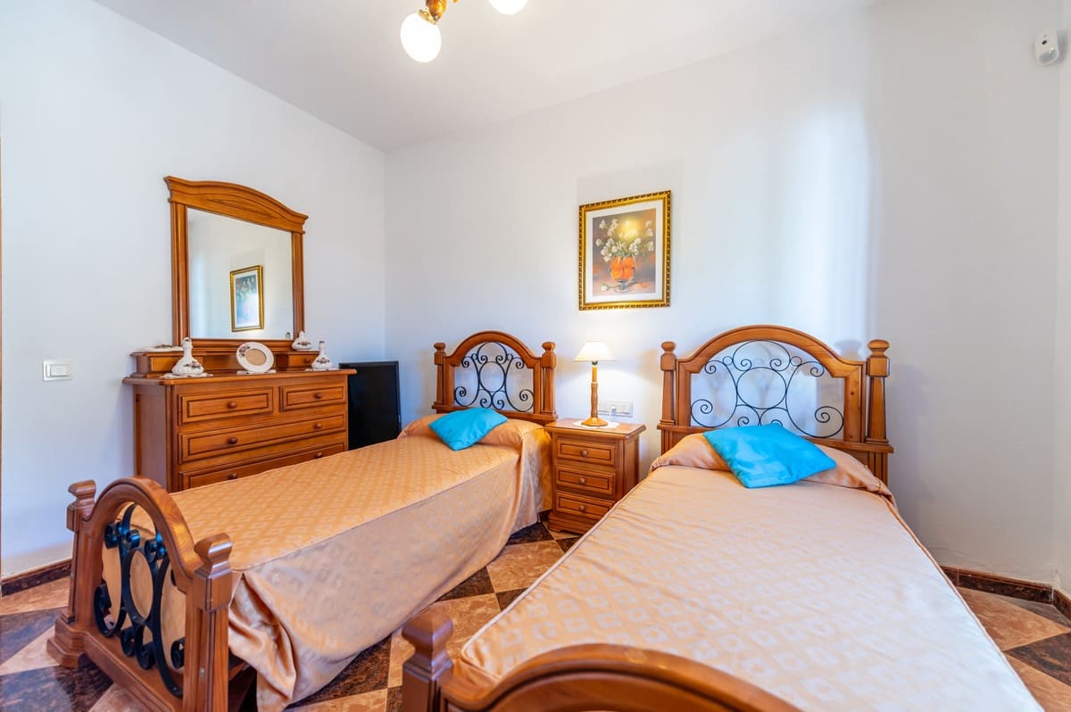 4 slaapkamer Villa te koop in Marbella met zwembad garage - € 1.300.000 (Ref: 9487165)