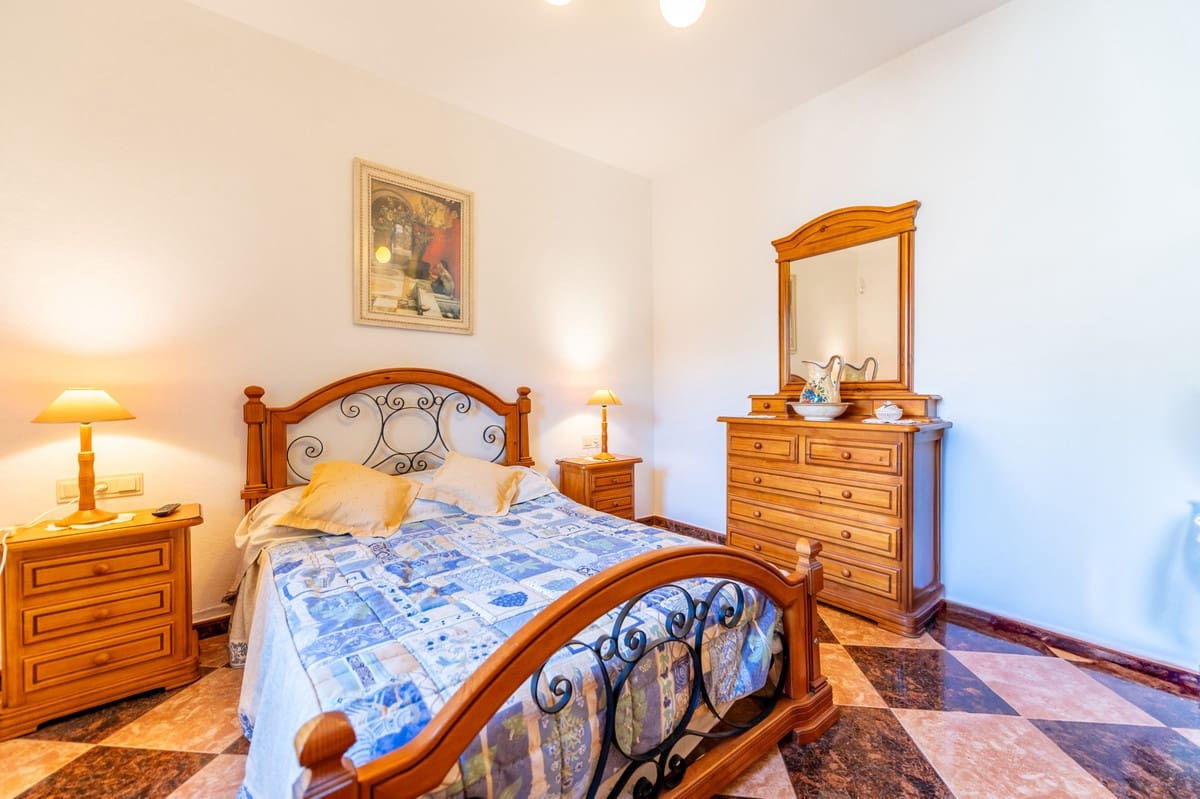 4 slaapkamer Villa te koop in Marbella met zwembad garage - € 1.300.000 (Ref: 9487165)