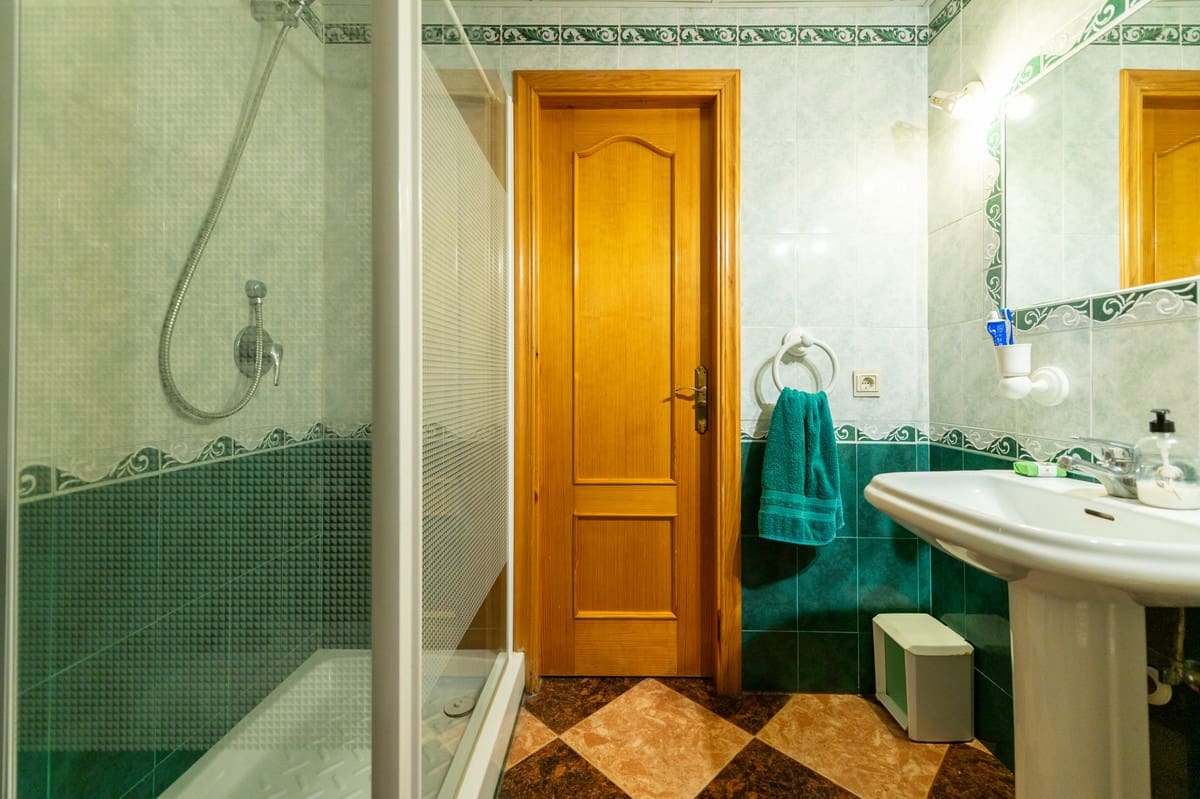 4 slaapkamer Villa te koop in Marbella met zwembad garage - € 1.300.000 (Ref: 9487165)