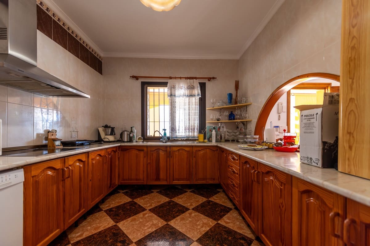 4 slaapkamer Villa te koop in Marbella met zwembad garage - € 1.300.000 (Ref: 9487165)