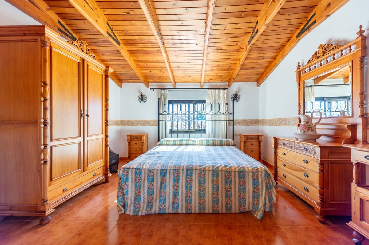 4 slaapkamer Villa te koop in Marbella met zwembad garage - € 1.300.000 (Ref: 9487165)