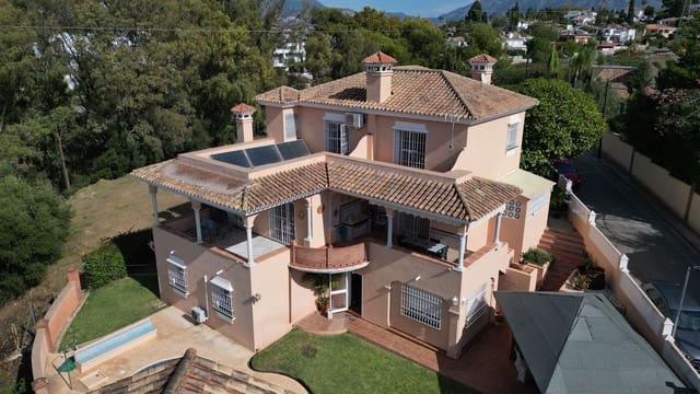 Chalet de 6 habitaciones en San Pedro de Alcántara Pueblo, Marbella en venta con piscina - 1.400.000 € (Ref: 9489731)