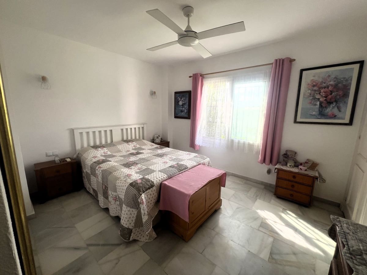 2 bedroom Flat for sale in El Paraiso with pool - € 358,000 (Ref: 9489736)