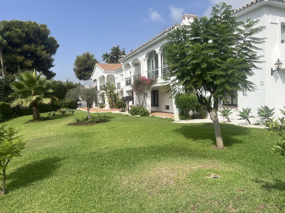 2 bedroom Flat for sale in El Paraiso with pool - € 358,000 (Ref: 9489736)