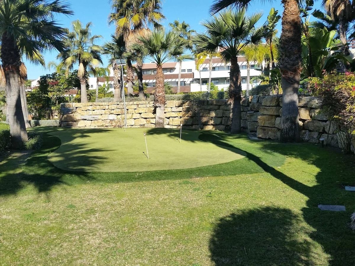2 soverom Leilighet til salgs i Estepona med svømmebasseng garasje - € 465 000 (Ref: 9489833)