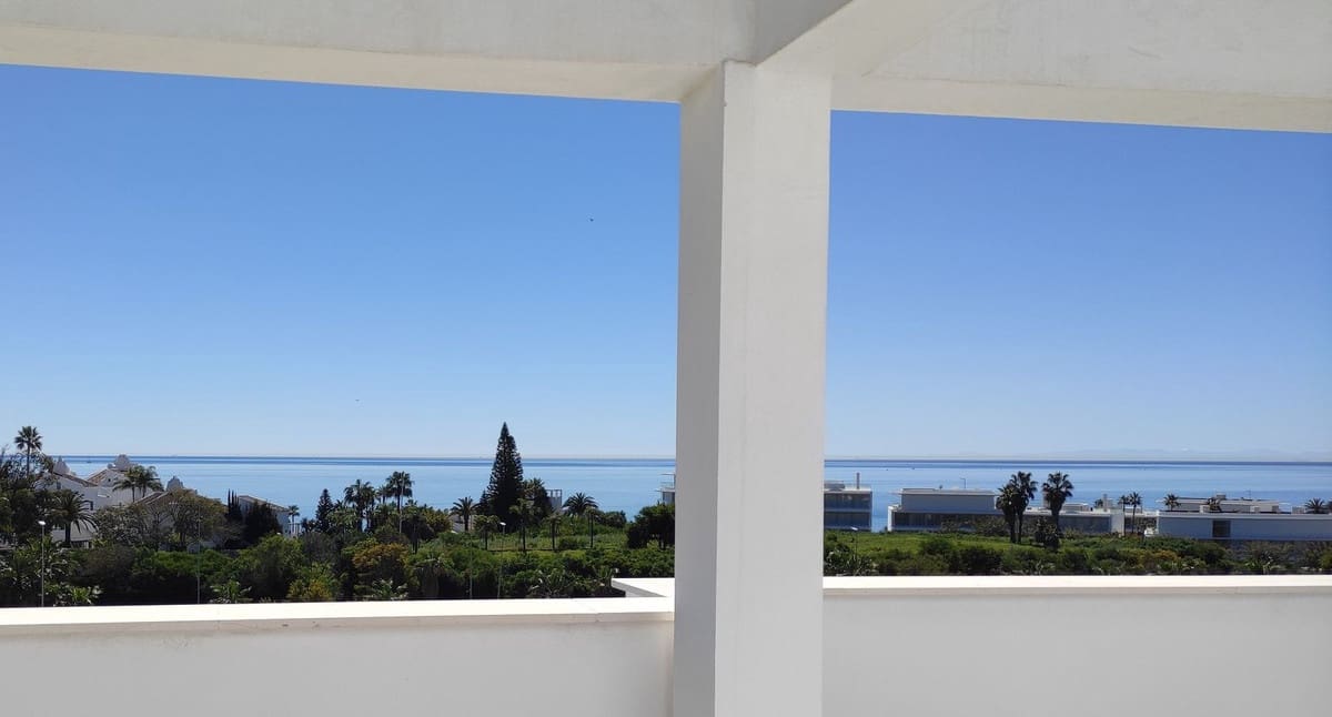 Piso de 2 habitaciones en Estepona en venta con piscina garaje - 589.000 € (Ref: 9489840)