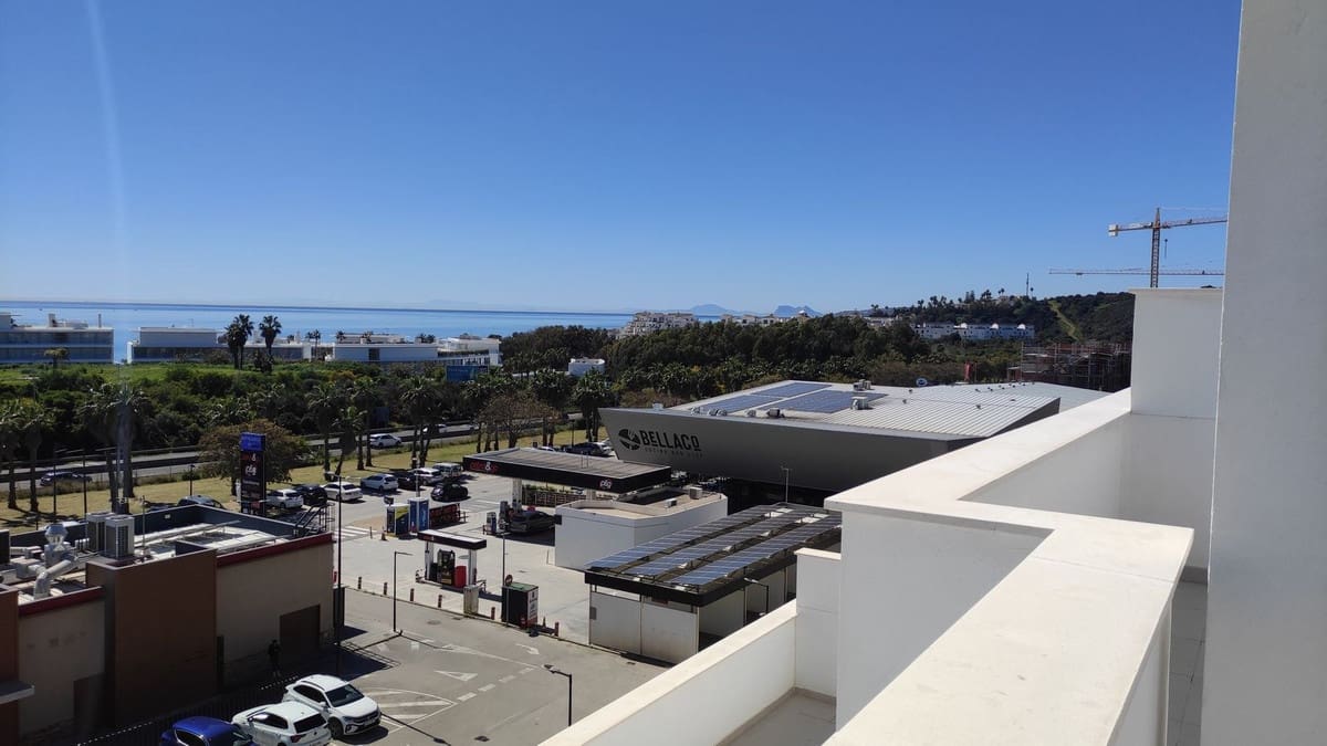 Piso de 2 habitaciones en Estepona en venta con piscina garaje - 589.000 € (Ref: 9489840)