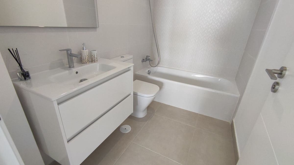 Piso de 2 habitaciones en Estepona en venta con piscina garaje - 589.000 € (Ref: 9489840)