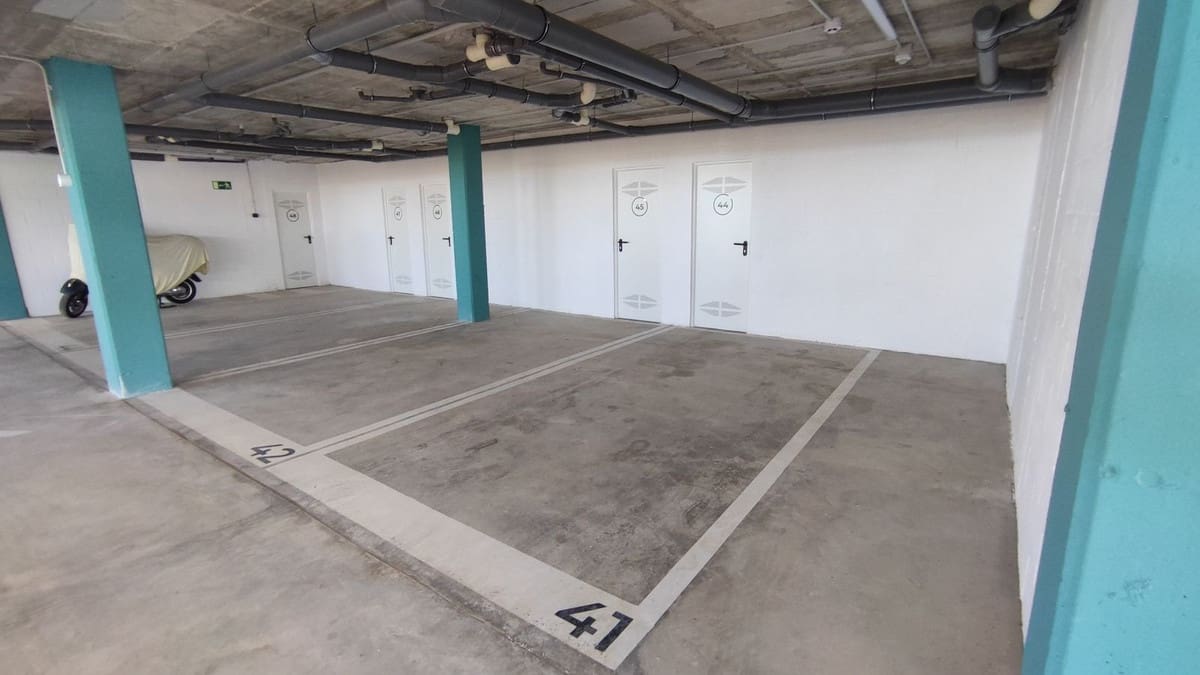 Piso de 2 habitaciones en Estepona en venta con piscina garaje - 589.000 € (Ref: 9489840)