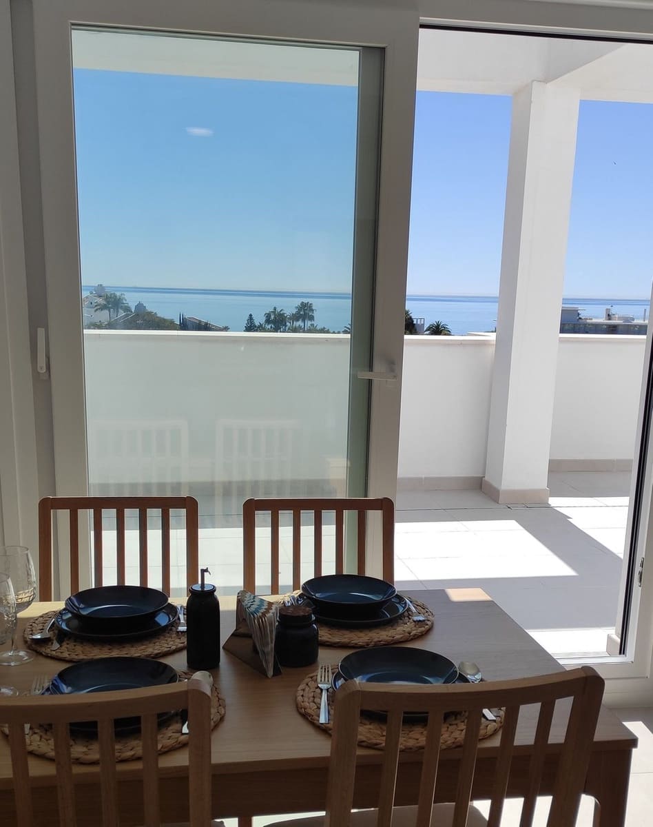 Piso de 2 habitaciones en Estepona en venta con piscina garaje - 589.000 € (Ref: 9489840)