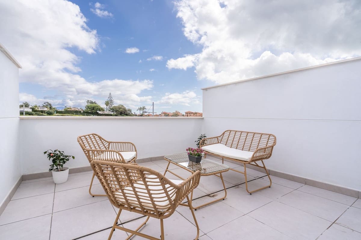 2 bedroom Flat for sale in Estepona with pool - € 420,000 (Ref: 9489841)