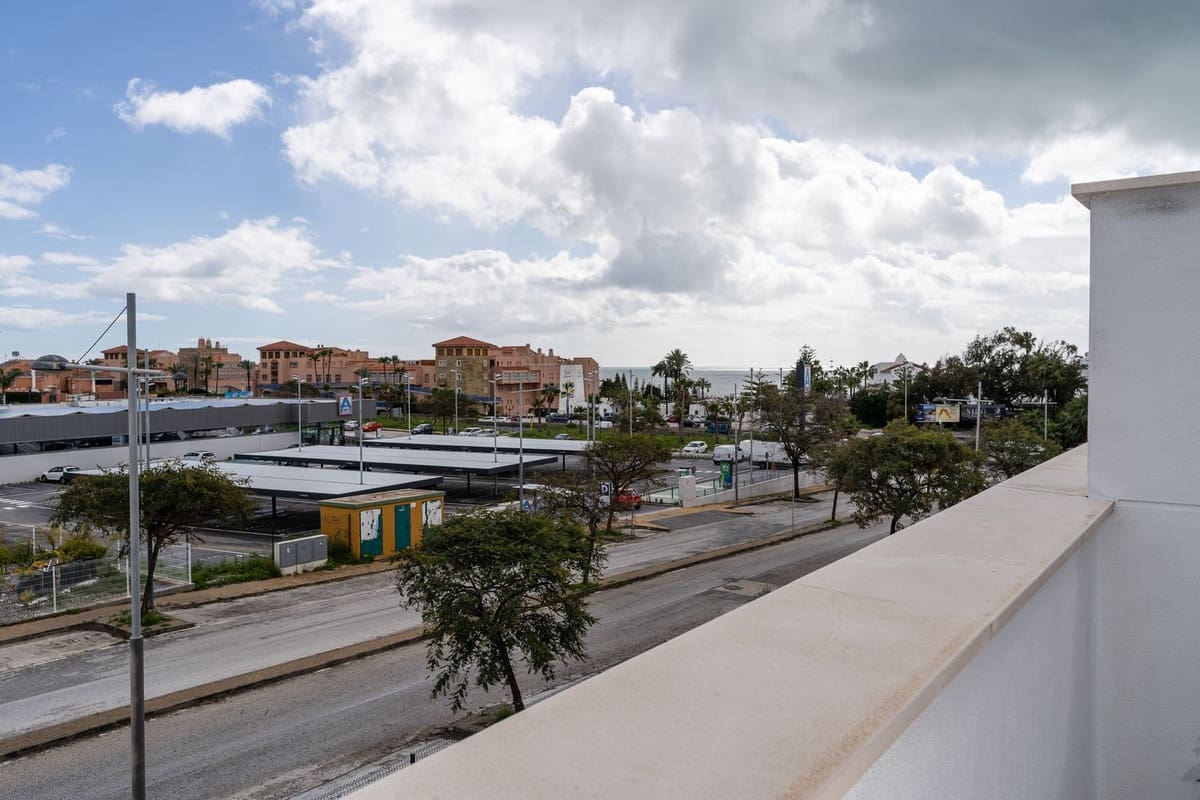 2 bedroom Flat for sale in Estepona with pool - € 420,000 (Ref: 9489841)