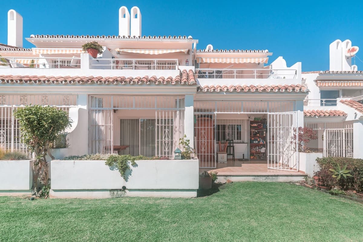 2 bedroom Flat for sale in Estepona with pool garage - € 315,000 (Ref: 9490014)