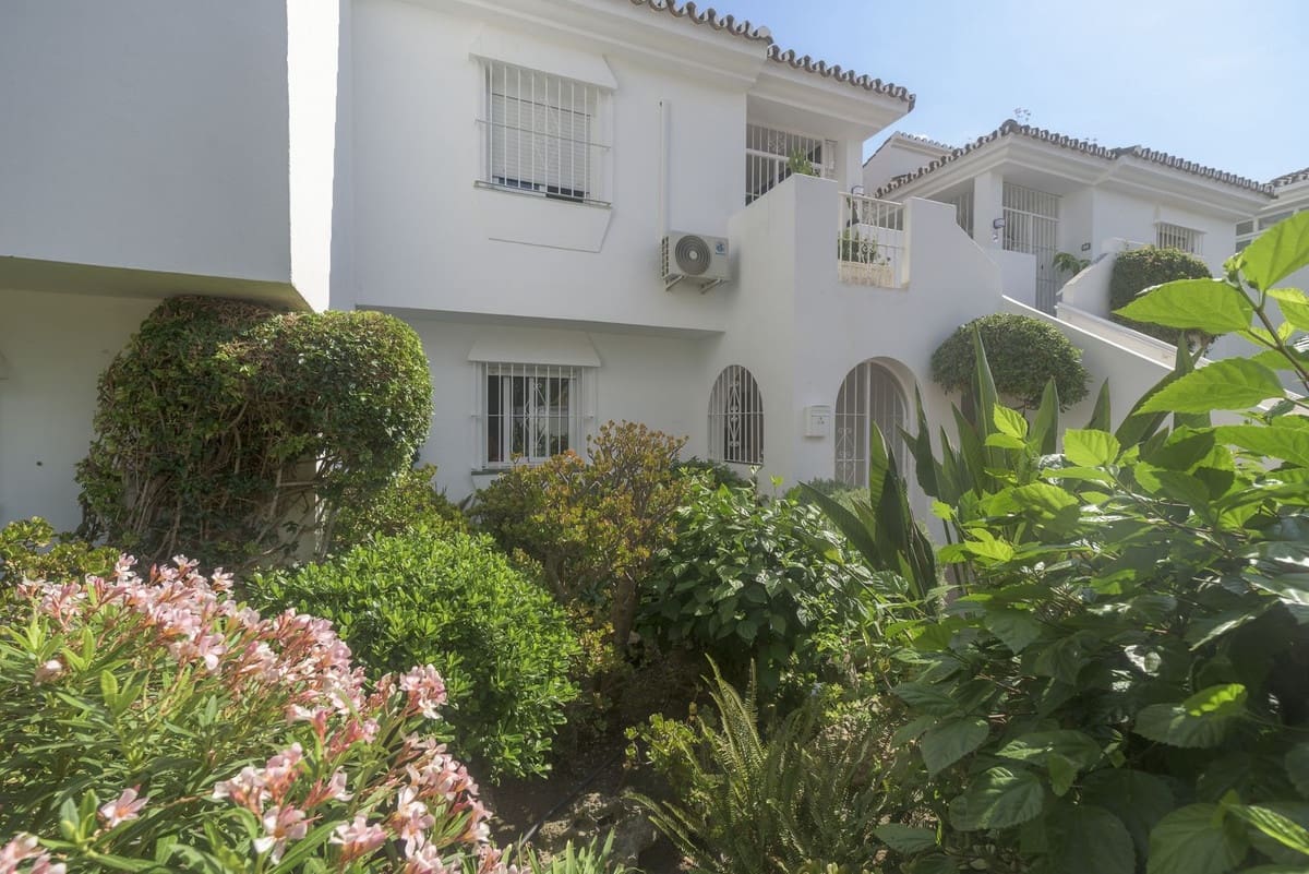 2 bedroom Flat for sale in Estepona with pool garage - € 315,000 (Ref: 9490014)