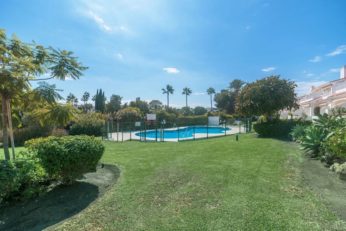 2 bedroom Flat for sale in Estepona with pool garage - € 315,000 (Ref: 9490014)