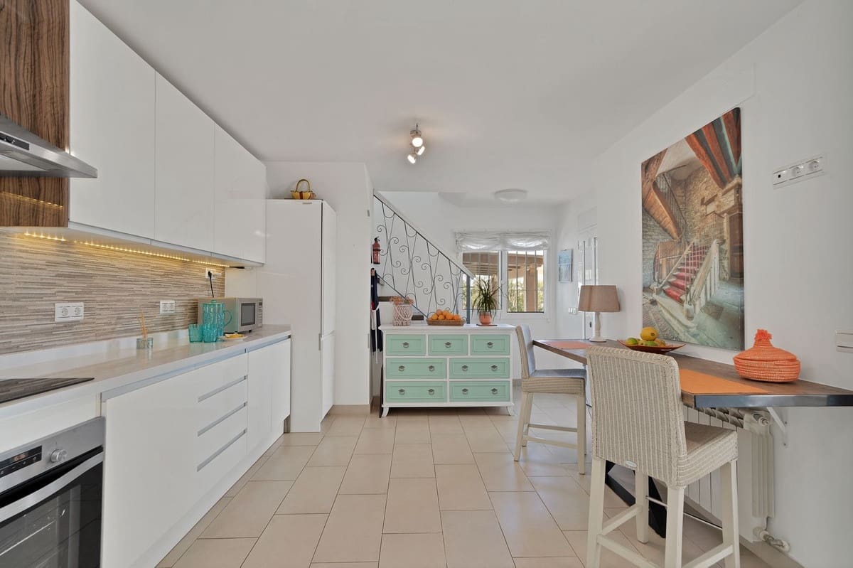 4 sypialnia Willa na sprzedaż w Marbella z basenem garażem - 1 400 000 € (Ref: 9491707)