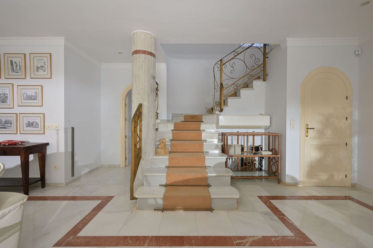 5 bedroom Villa for sale in Marbella with pool garage - € 2,500,000 (Ref: 9491709)