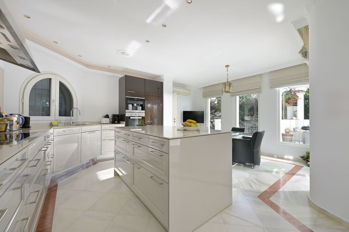 5 bedroom Villa for sale in Marbella with pool garage - € 2,500,000 (Ref: 9491709)