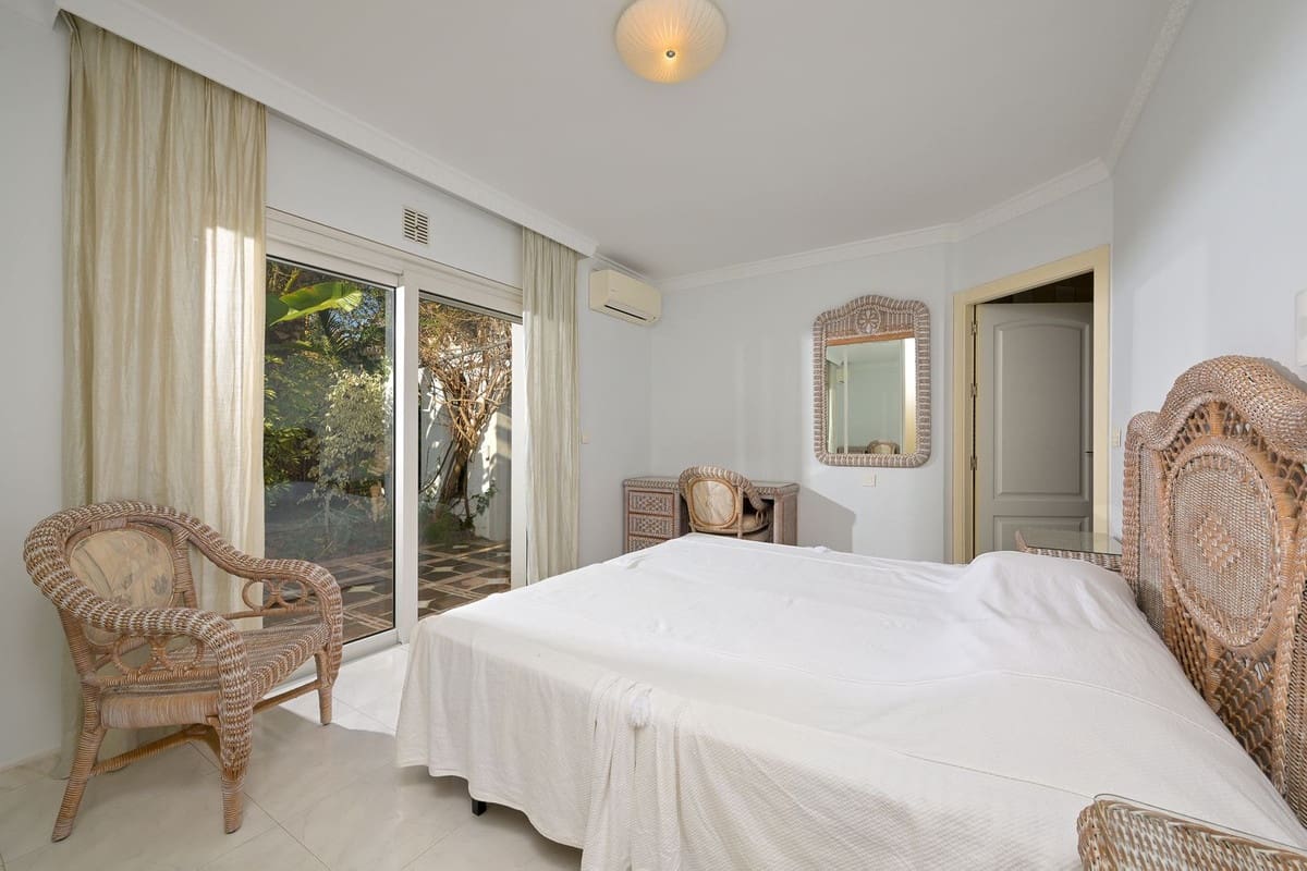 5 bedroom Villa for sale in Marbella with pool garage - € 2,500,000 (Ref: 9491709)