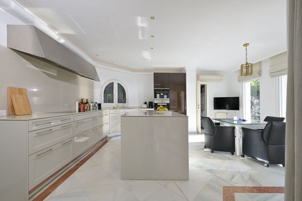 5 bedroom Villa for sale in Marbella with pool garage - € 2,500,000 (Ref: 9491709)