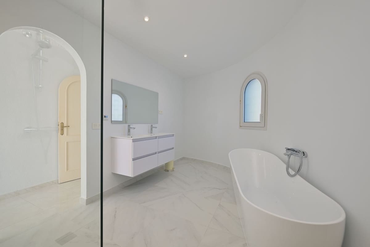 5 bedroom Villa for sale in Marbella with pool garage - € 2,500,000 (Ref: 9491709)