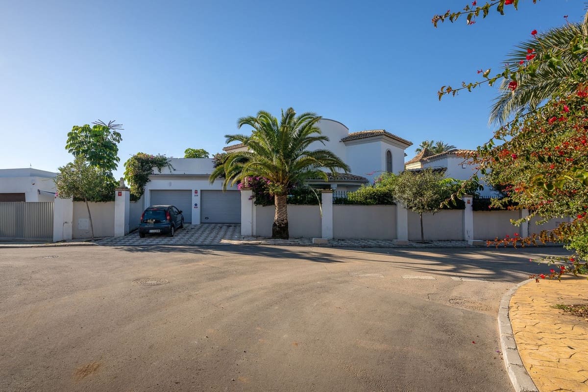 5 bedroom Villa for sale in Marbella with pool garage - € 2,500,000 (Ref: 9491709)
