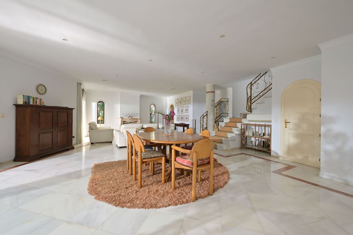 5 bedroom Villa for sale in Marbella with pool garage - € 2,500,000 (Ref: 9491709)