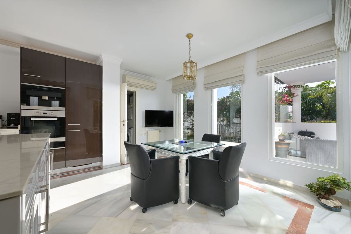 5 bedroom Villa for sale in Marbella with pool garage - € 2,500,000 (Ref: 9491709)