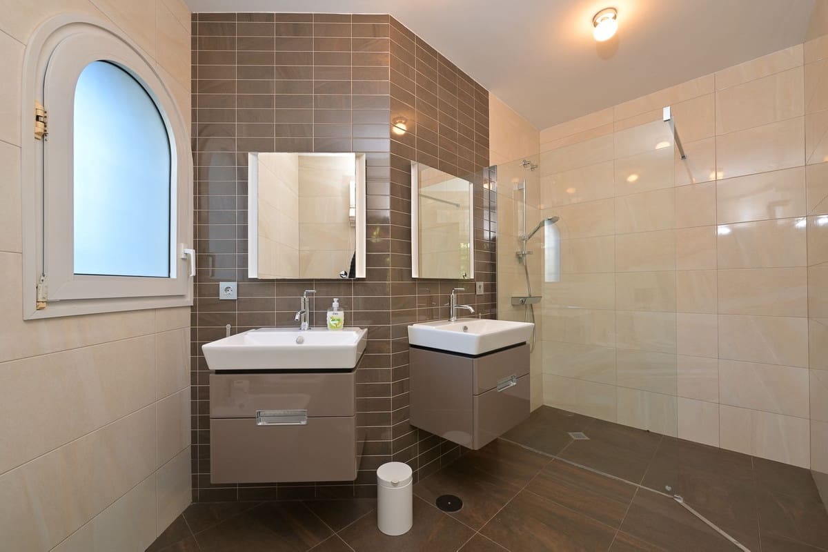 5 bedroom Villa for sale in Marbella with pool garage - € 2,500,000 (Ref: 9491709)