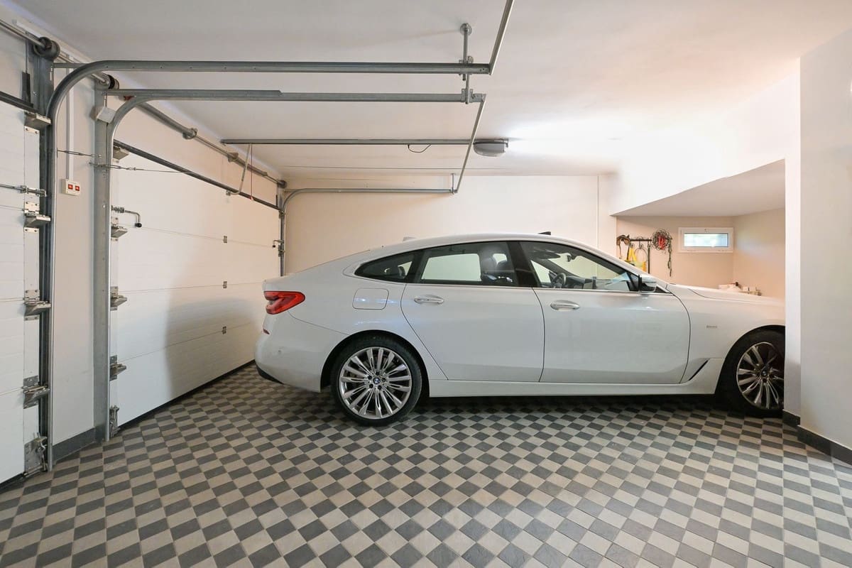 5 bedroom Villa for sale in Marbella with pool garage - € 2,500,000 (Ref: 9491709)